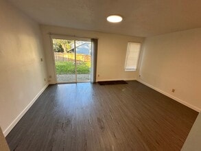 804814-814 SE Cochran Dr in Gresham, OR - Building Photo - Building Photo