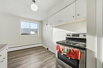 Lord Robinson Apartments in Regina, SK - Building Photo - Building Photo