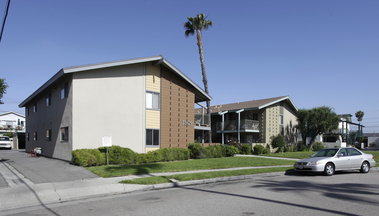 La Palma Park Apartments in Buena Park, CA - Foto de edificio