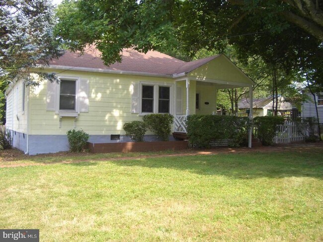 property at 2853 Fairmont St