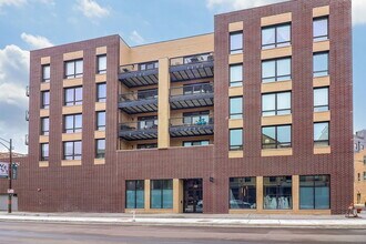 680 N Milwaukee Ave, Unit 504 in Chicago, IL - Building Photo - Building Photo