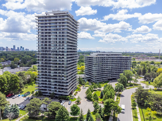 135 Antibes Dr in Toronto, ON - Building Photo - Building Photo