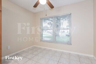 1739 Lakeview Village Dr in Brandon, FL - Building Photo - Building Photo