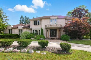 5130 Provincial Dr in Bloomfield Township, MI - Building Photo