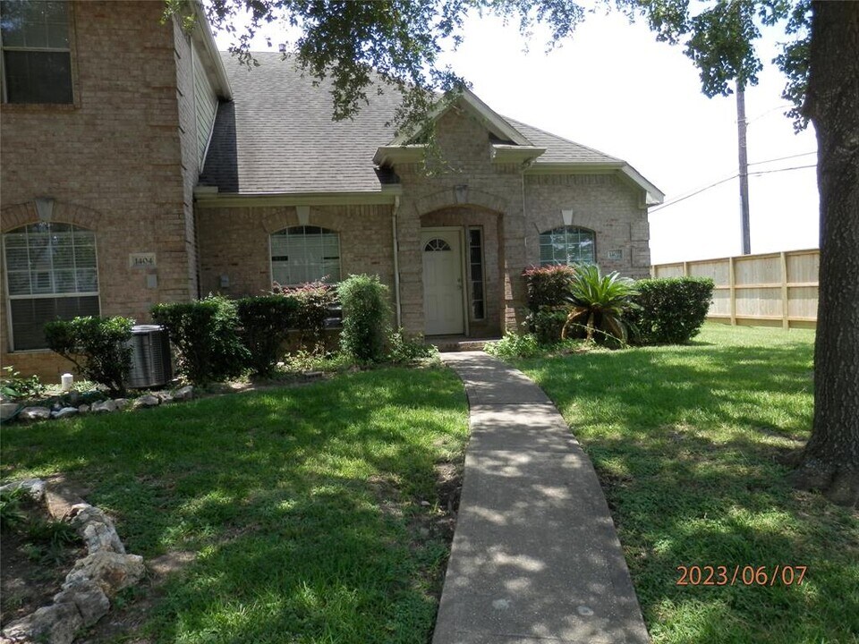 1402 Cypress Cove St in La Porte, TX - Building Photo