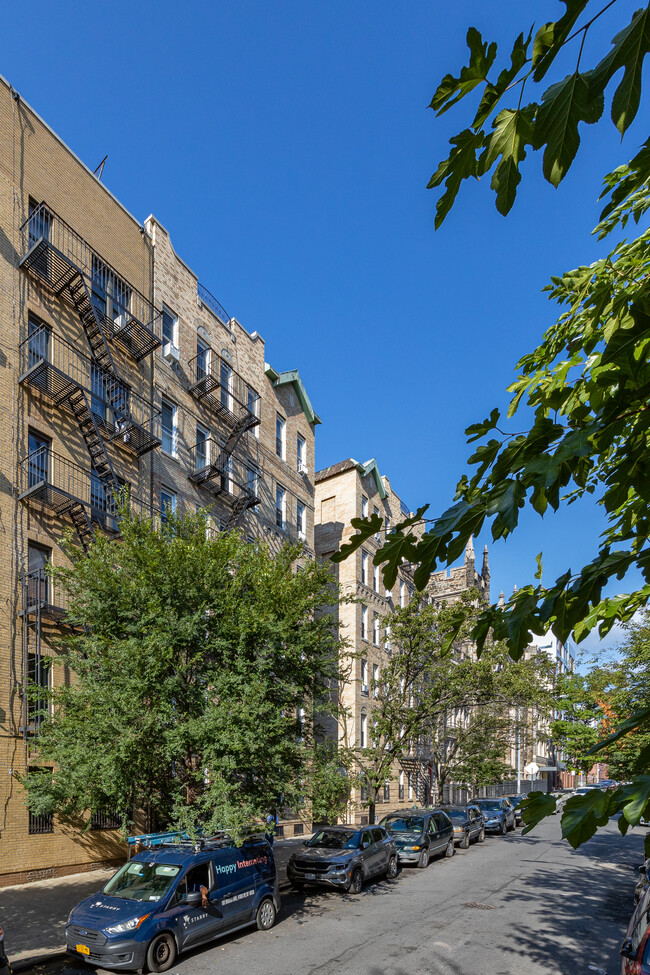 Holstein Court in New York, NY - Building Photo - Building Photo