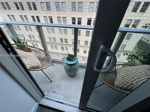 151 SE 1st St, Unit 702 in Miami, FL - Foto de edificio - Building Photo