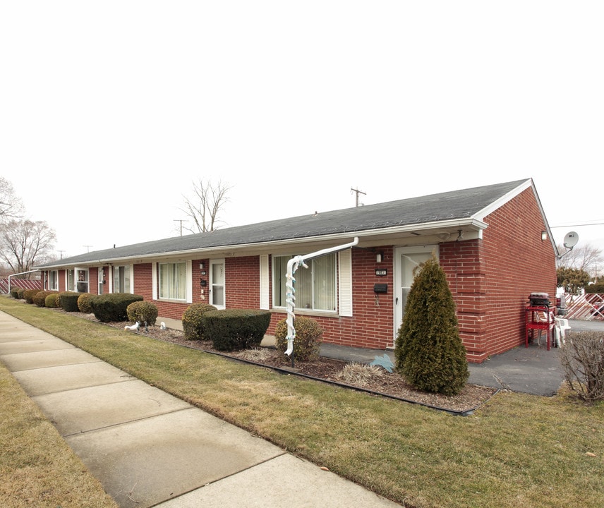 Carl Reed in Clinton Township, MI - Building Photo