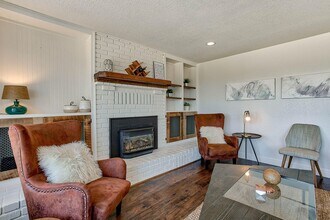 466 Woodcliff Dr, Unit Suite in Redding, CA - Foto de edificio - Building Photo