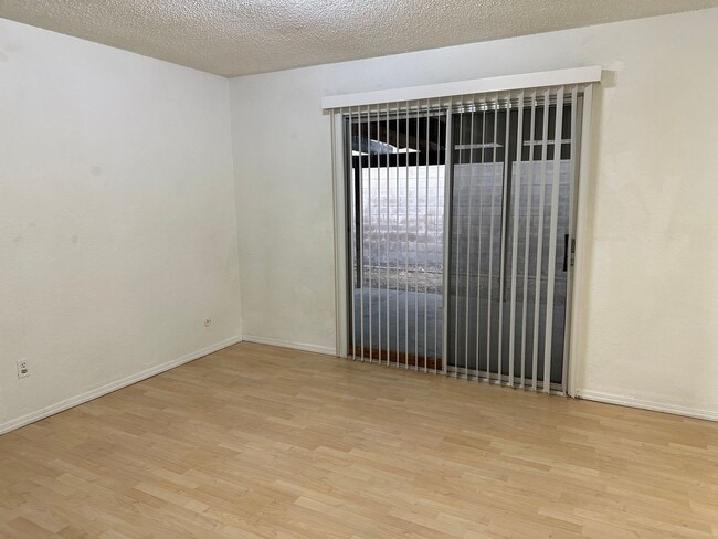 123 N Carl Dr in Visalia, CA - Building Photo - Building Photo