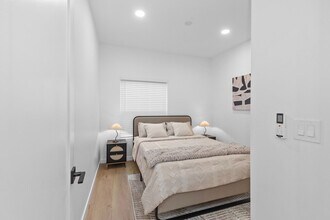 6704 Saranac St in San Diego, CA - Foto de edificio - Building Photo