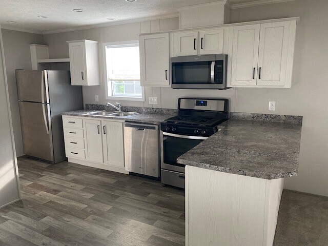 10 Bradley Ln in West Branch, IA - Building Photo