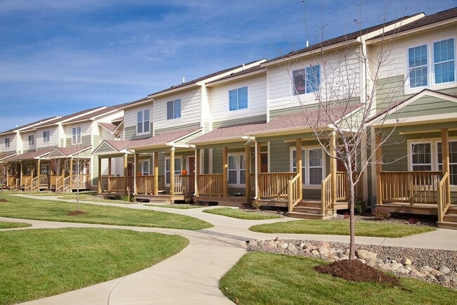**Fall in Love with Your New Wolf Run Vill... in Watford City, ND - Foto de edificio - Building Photo