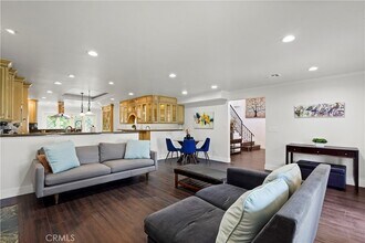 7425 Vanalden Ave in Los Angeles, CA - Foto de edificio - Building Photo