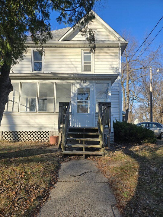 715 Cottage St in Waterloo, IA - Building Photo