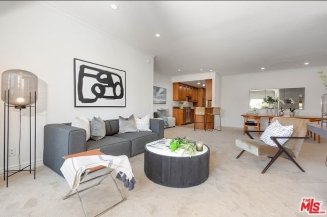 612 S Barrington Ave, Unit 416 in Los Angeles, CA - Building Photo - Building Photo