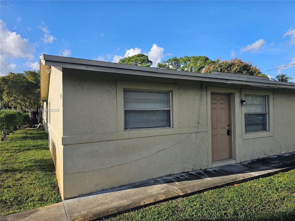 2441 NW 8th Pl-Unit -A in Fort Lauderdale, FL - Building Photo