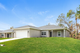 2371 Rushmore St in North Port, FL - Foto de edificio - Building Photo