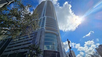 100 E Las Olas Blvd in Fort Lauderdale, FL - Building Photo