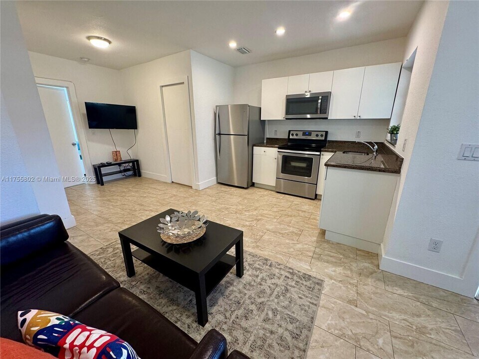 1648 Washington St in Hollywood, FL - Building Photo