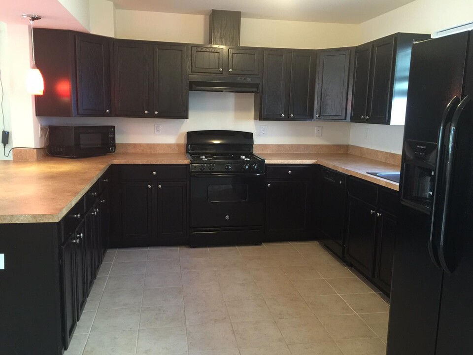 4 Liam St in Somerset, NJ - Building Photo