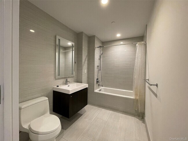 131-05 40th Rd, Unit 18T in Queens, NY - Foto de edificio - Building Photo