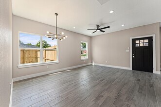 8135 Woodward St in Houston, TX - Building Photo - Building Photo