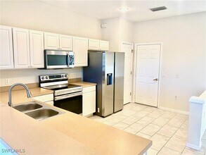 1070 Albany Ct in Naples, FL - Foto de edificio - Building Photo