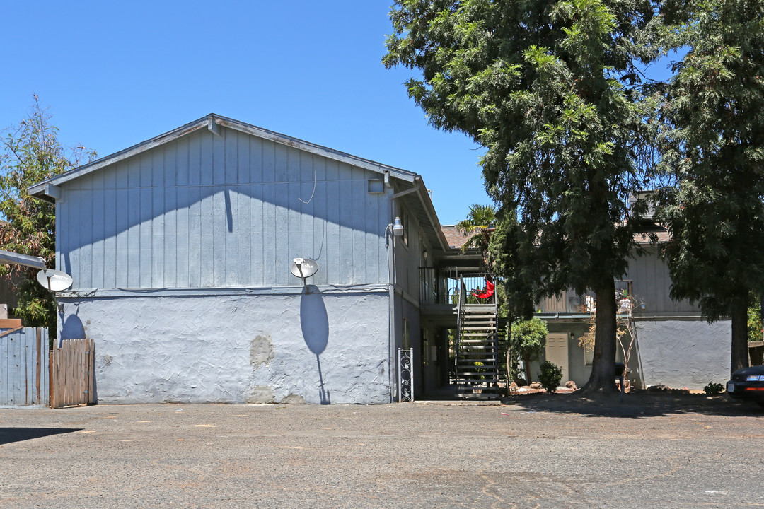 1959 W Shields Ave in Fresno, CA - Building Photo