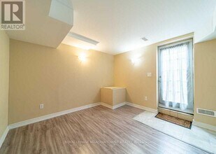 1036 Yates Dr in Milton, ON - Building Photo - Building Photo