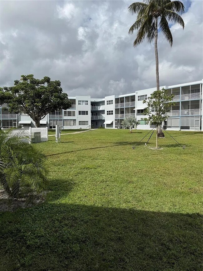 2200 N Park Rd in Hollywood, FL - Building Photo - Building Photo