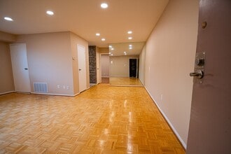 9921 Bustleton Ave, Unit k1 in Philadelphia, PA - Foto de edificio - Building Photo