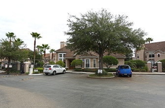 Villas At Cross Creek in Tampa, FL - Building Photo - Building Photo