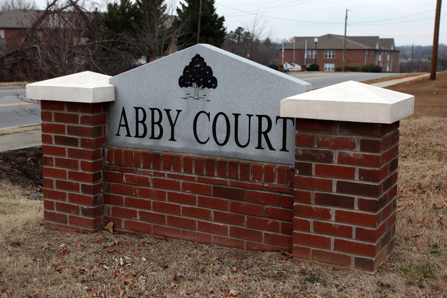 Abbey Court in Greensboro, NC - Foto de edificio - Building Photo