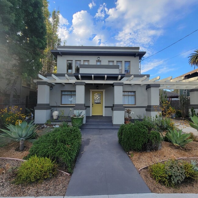 3131 E Corto Pl in Long Beach, CA - Foto de edificio - Building Photo