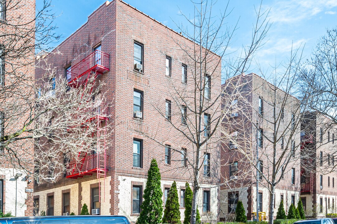 14441 Roosevelt Ave in Flushing, NY - Foto de edificio