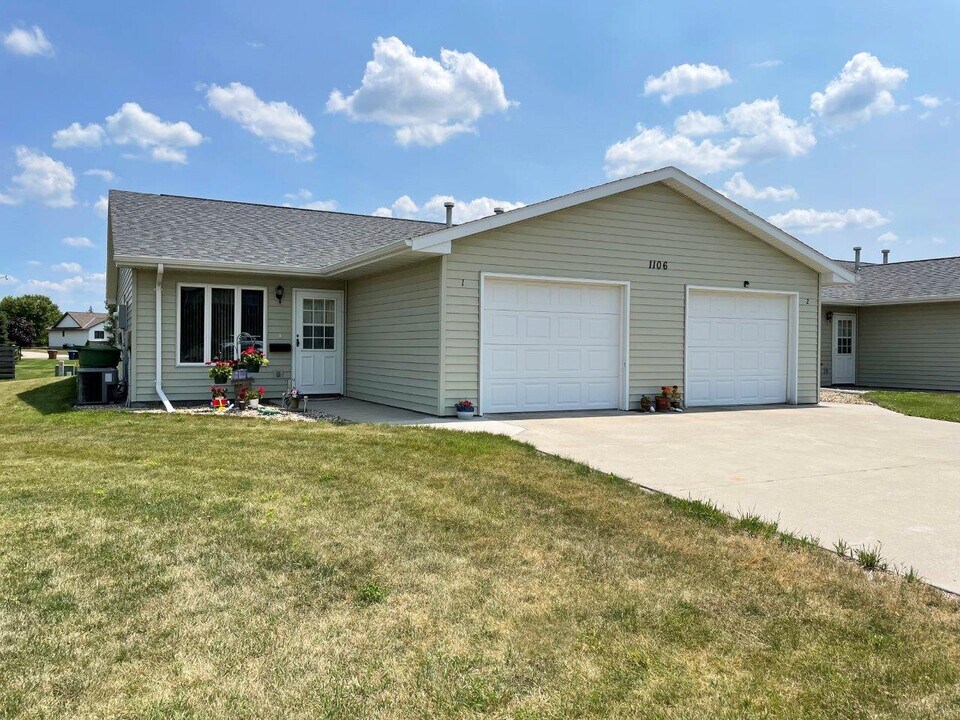 Elm Edge Townhomes II in Mitchell, SD - Building Photo