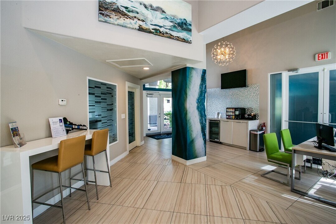 2675 Windmill Pkwy in Henderson, NV - Building Photo