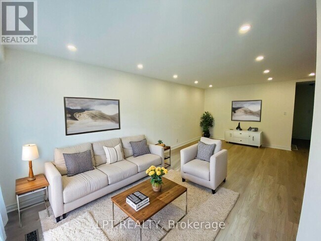 26 Davis Rd in Aurora, ON - Building Photo - Building Photo