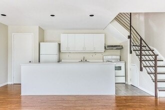 2064-2064 Queen St E in Toronto, ON - Building Photo - Building Photo