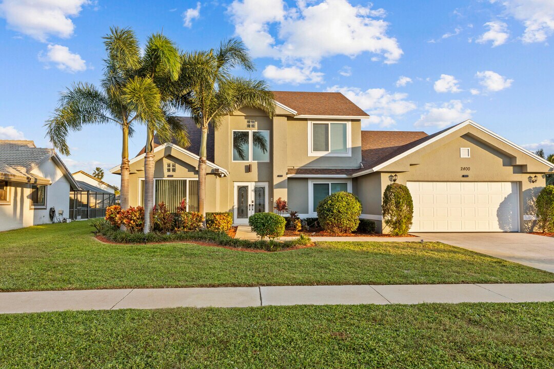 2400 Seaford Dr in Wellington, FL - Building Photo