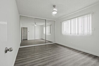 402 Montana Ave in Santa Monica, CA - Foto de edificio - Building Photo