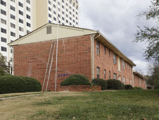 Peachtree Road Apartments in Atlanta, GA - Building Photo - Building Photo