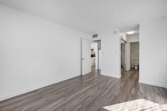 Park Plaza Apartments in Los Angeles, CA - Building Photo - Interior Photo