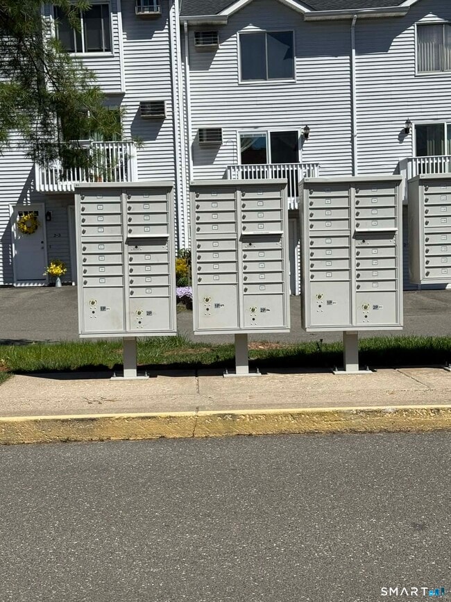 1001 Old Colony Rd in Meriden, CT - Building Photo - Building Photo