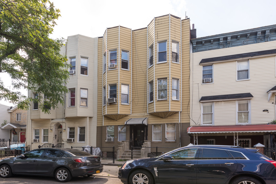 73 Schaefer St in Brooklyn, NY - Building Photo