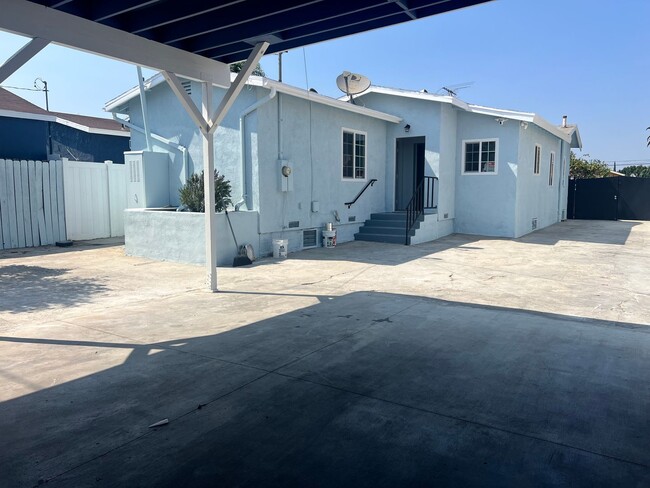 1612 W 71st St in Los Angeles, CA - Building Photo - Building Photo