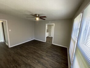 859 Steves Ave-Unit -2 in San Antonio, TX - Building Photo - Building Photo