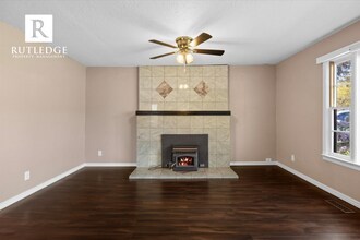 134 Highland Dr in Medford, OR - Foto de edificio - Building Photo