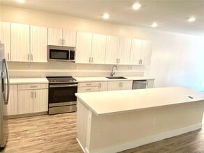 15817 NW 91st Ct in Miami Lakes, FL - Building Photo - Building Photo